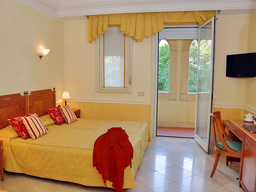 rooms-superior-room-with-balcony-34-pax