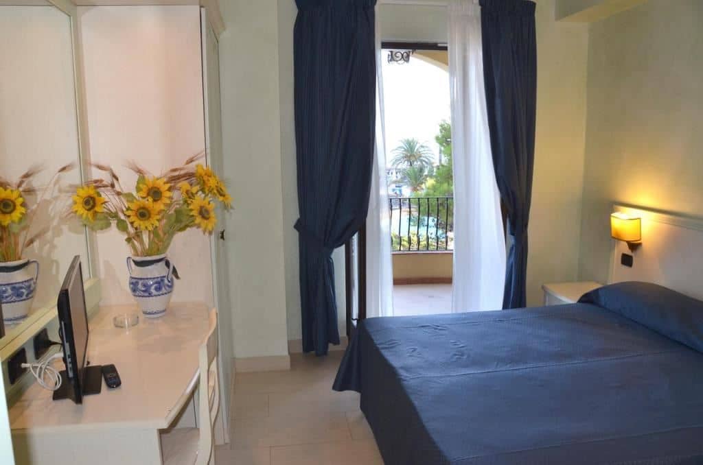 rooms-sea-view-room-with-balcony
