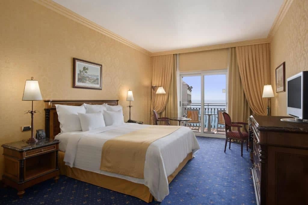 rooms-family-guestroom-frontal-sea-view-with-balcony-or-terrace