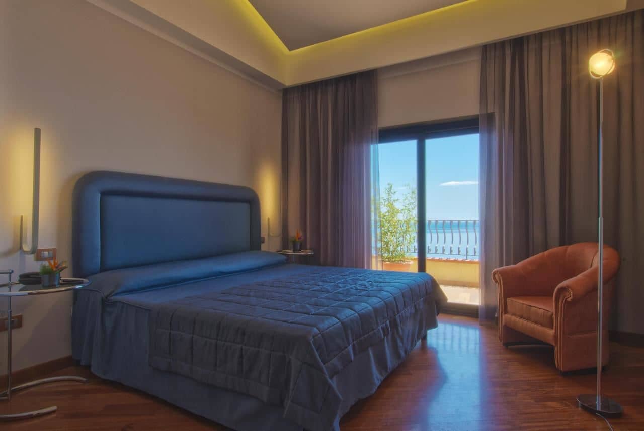 rooms-classic-room-frontal-sea-view-with-balcony-or-terrace