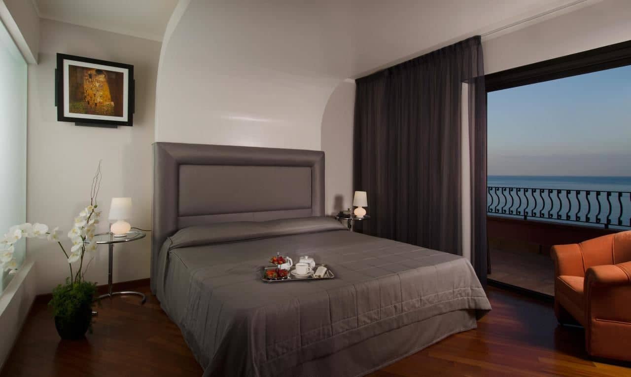 rooms-classic-room-frontal-sea-view-with-balcony-or-terrace