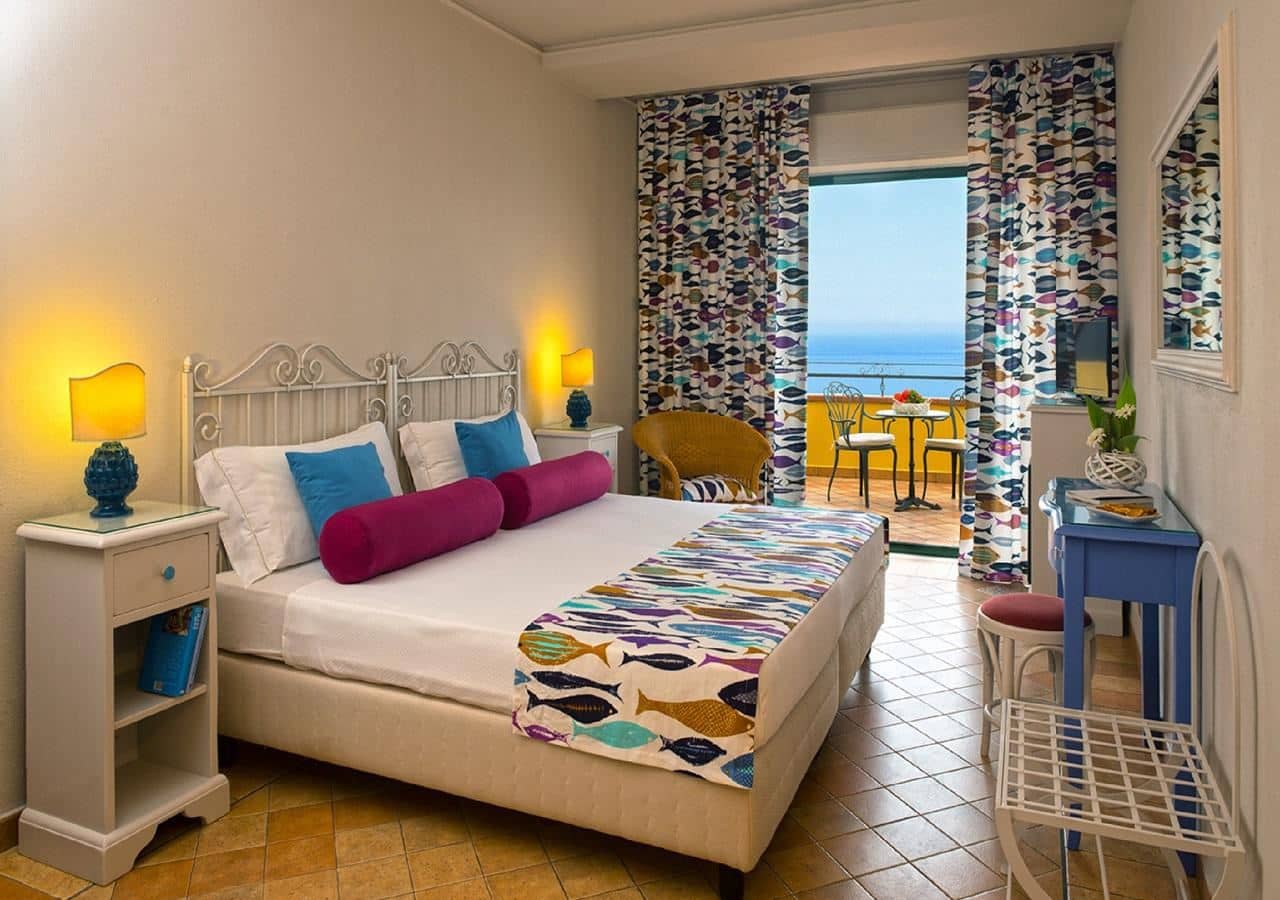 rooms-classic-room-frontal-sea-view-with-balcony-or-terrace