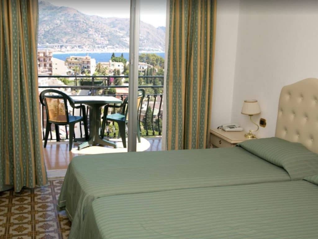 rooms-frontal-sea-view-room-with-balcony