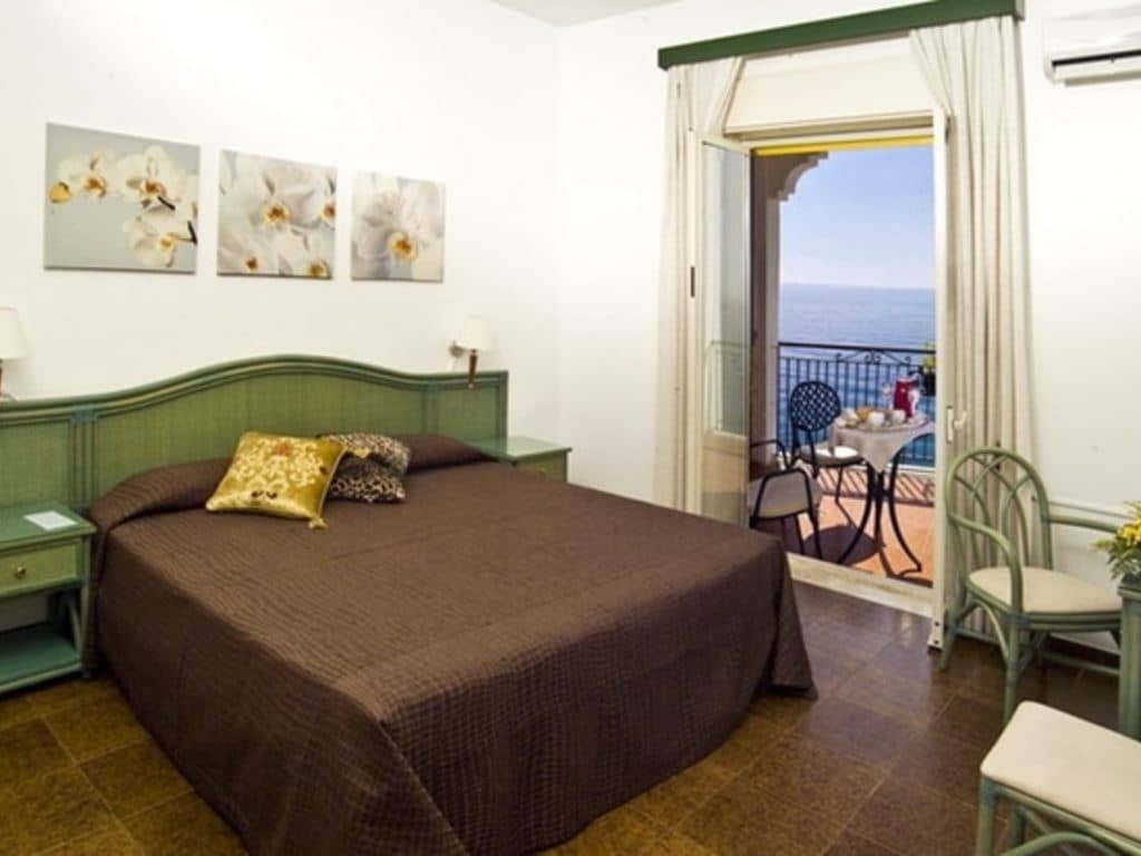 rooms-sea-view-room-with-balcony-or-terrace
