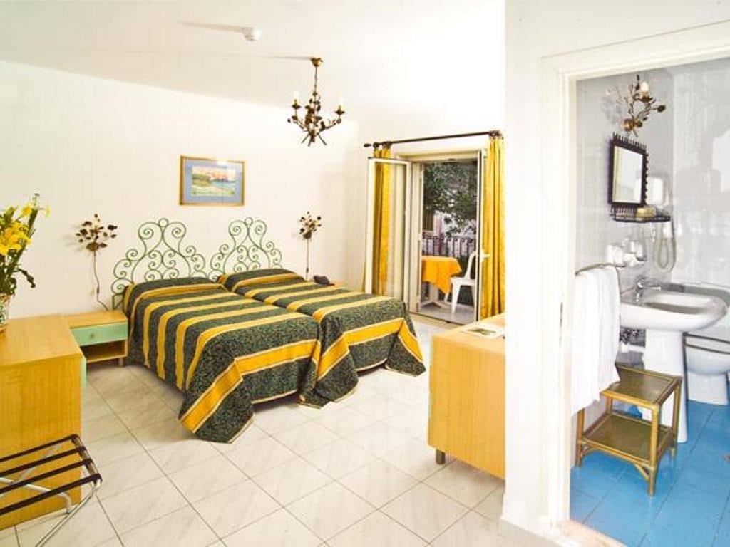 rooms-balcony-room