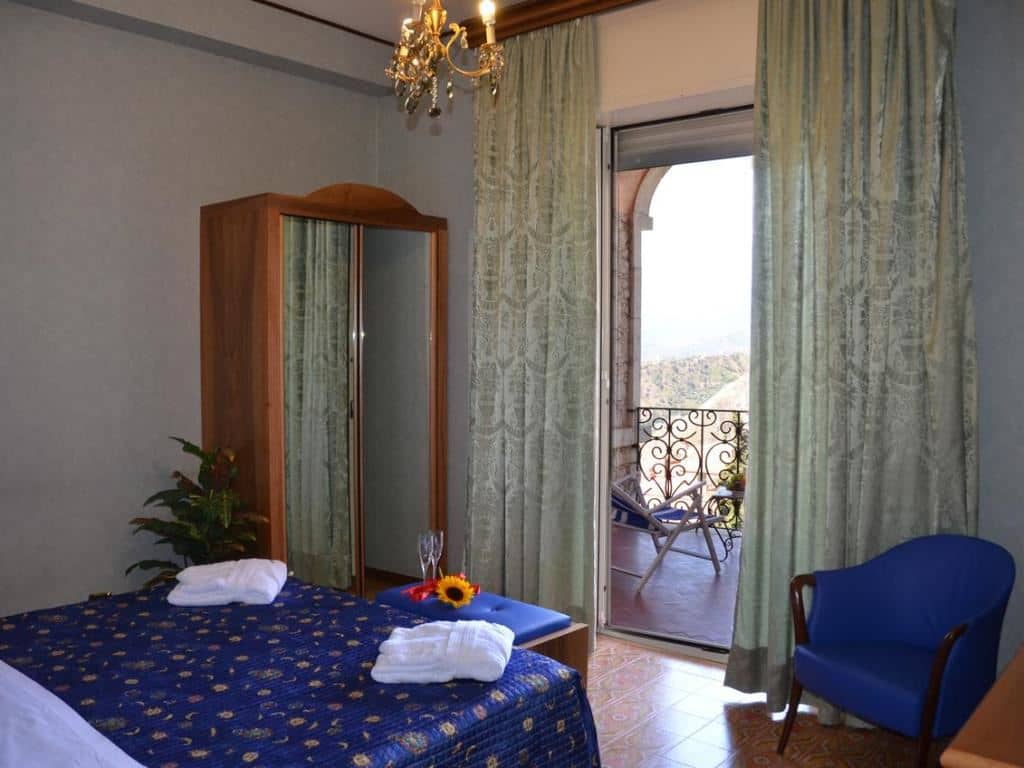 rooms-junior-suite-sea-view-with-balcony-or-terrace