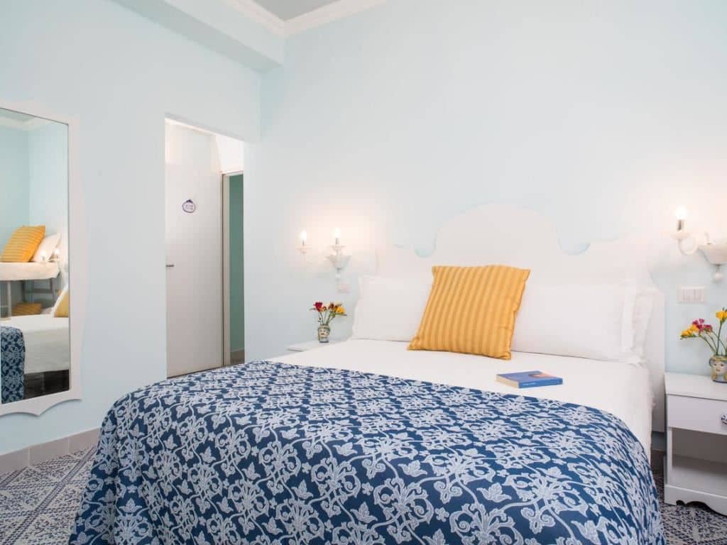 rooms-classic-room-lateral-sea-view-with-balcony-or-terrace