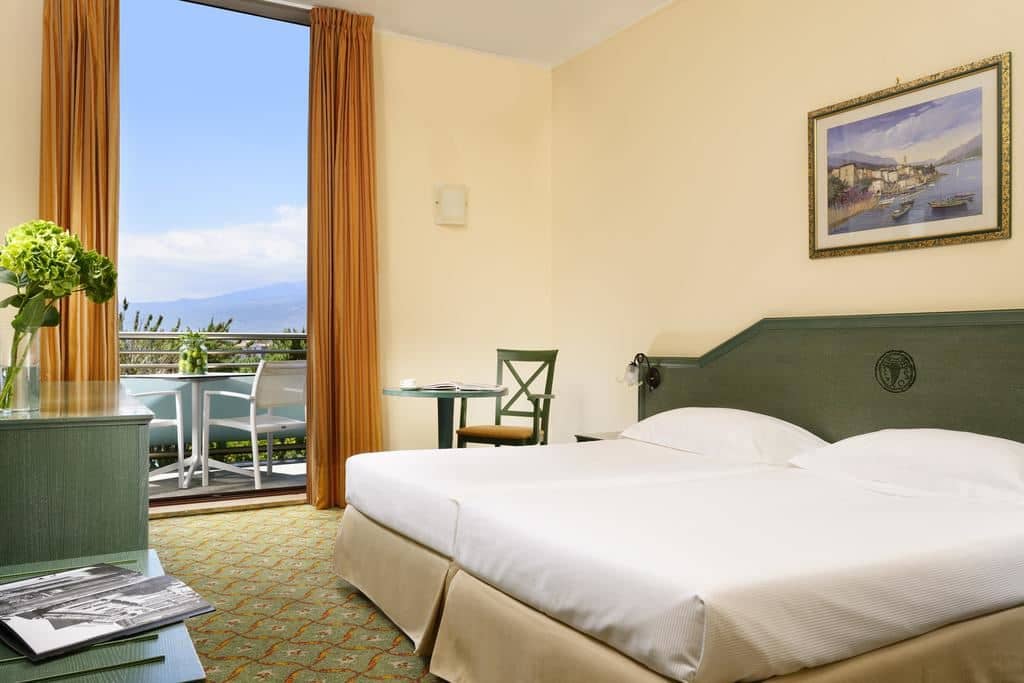 rooms-deluxe-lateral-sea-view-with-balcony-or-terrace