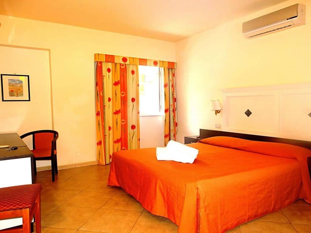 rooms-classic-room