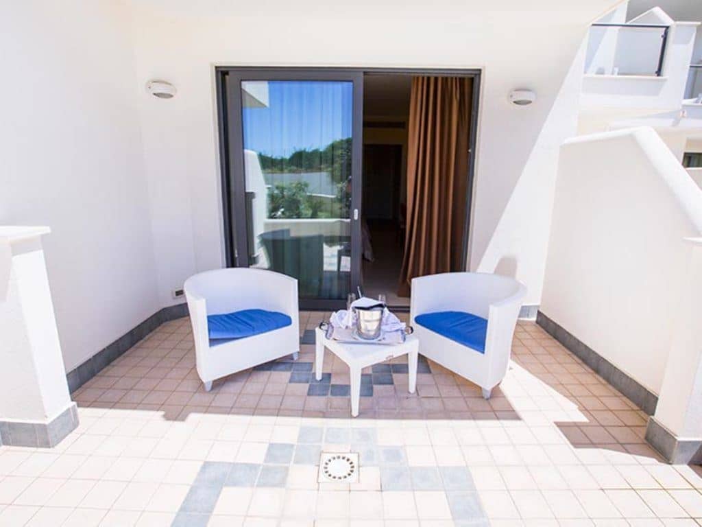 rooms-club-room-with-balcony-or-terrace
