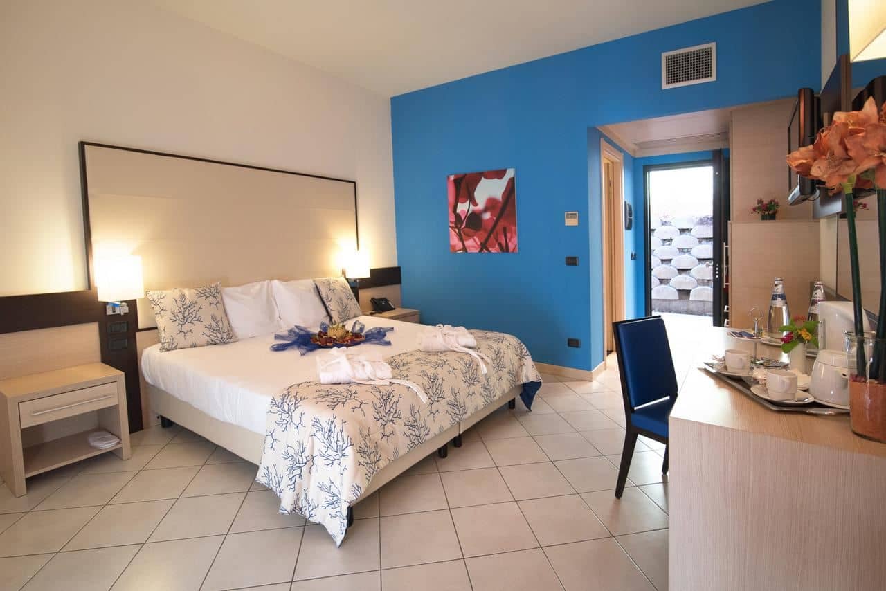 rooms-best-price-superior-room-sea-view-with-balcony-or-terrace-4-pax