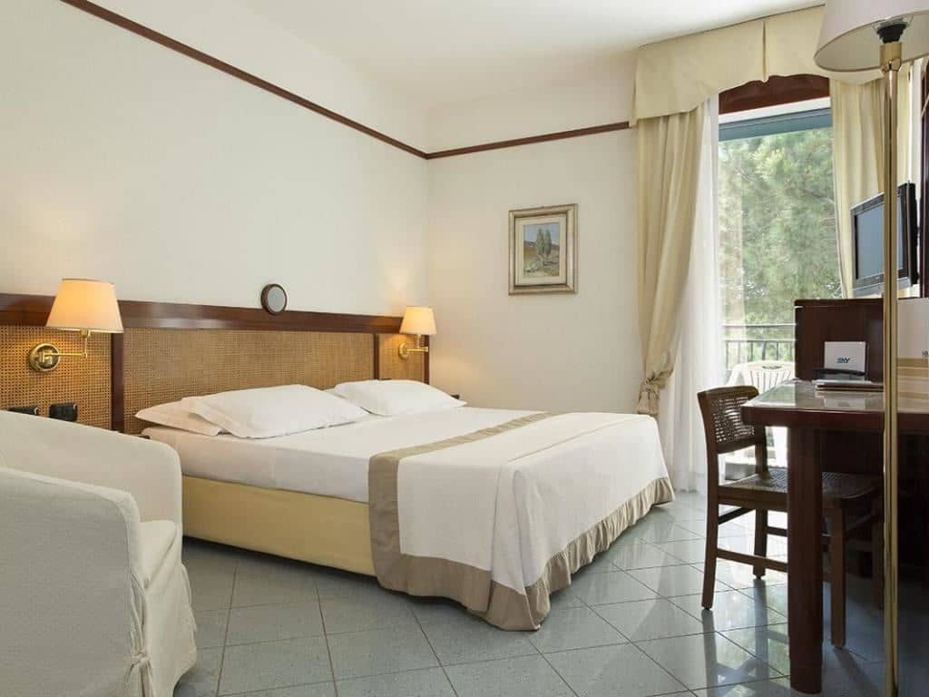 rooms-classic-room