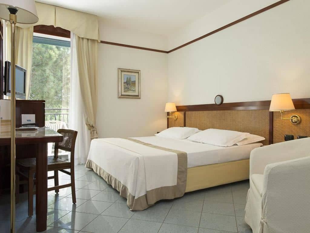 rooms-classic-room