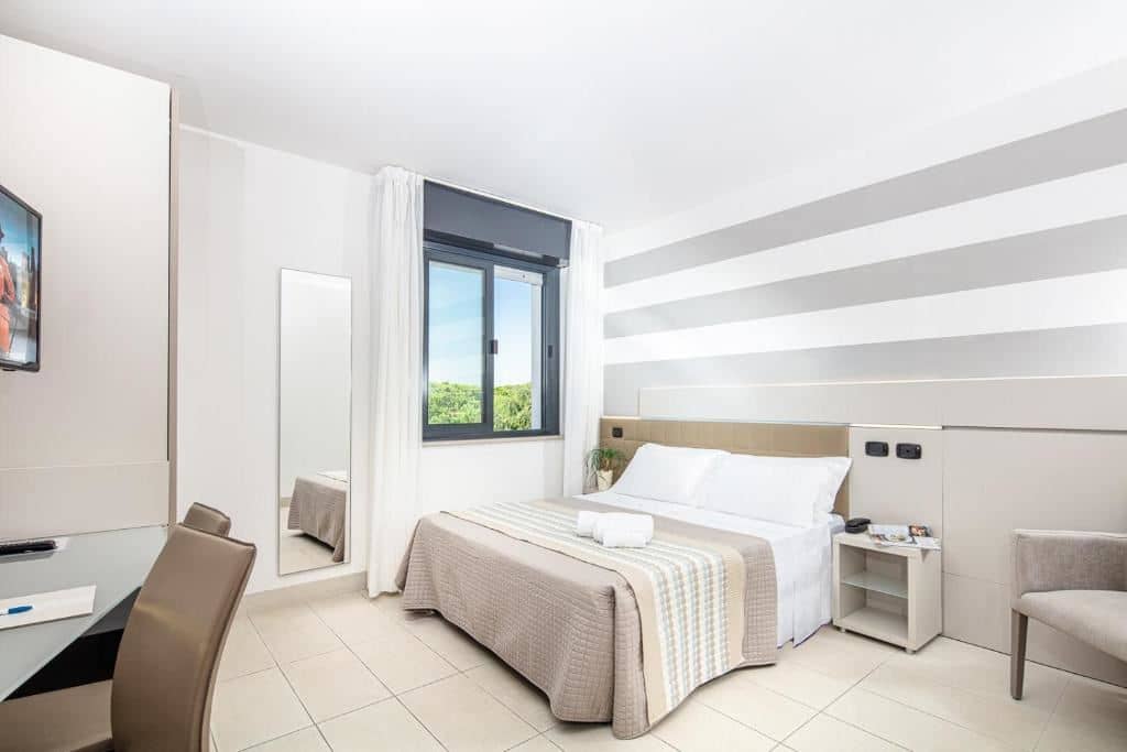 rooms-standard-room-french-balcony