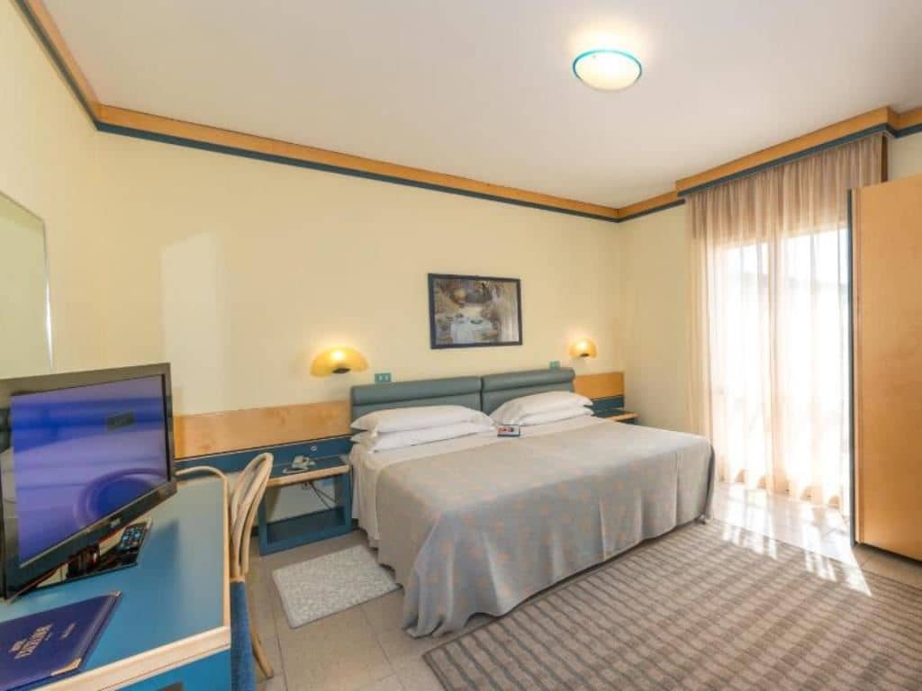 rooms-deluxe-room