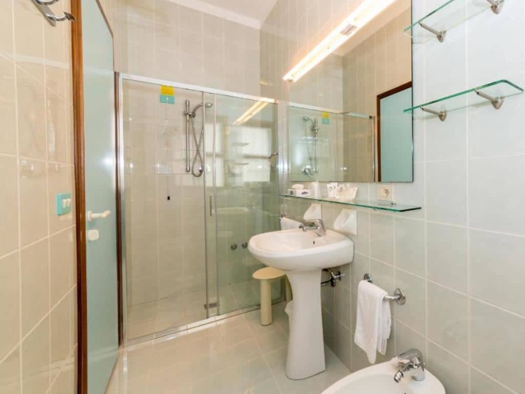 rooms-deluxe-room