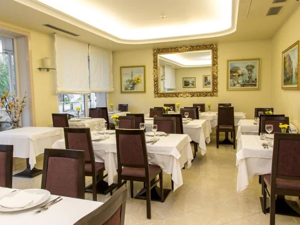 restaurants-restaurant
