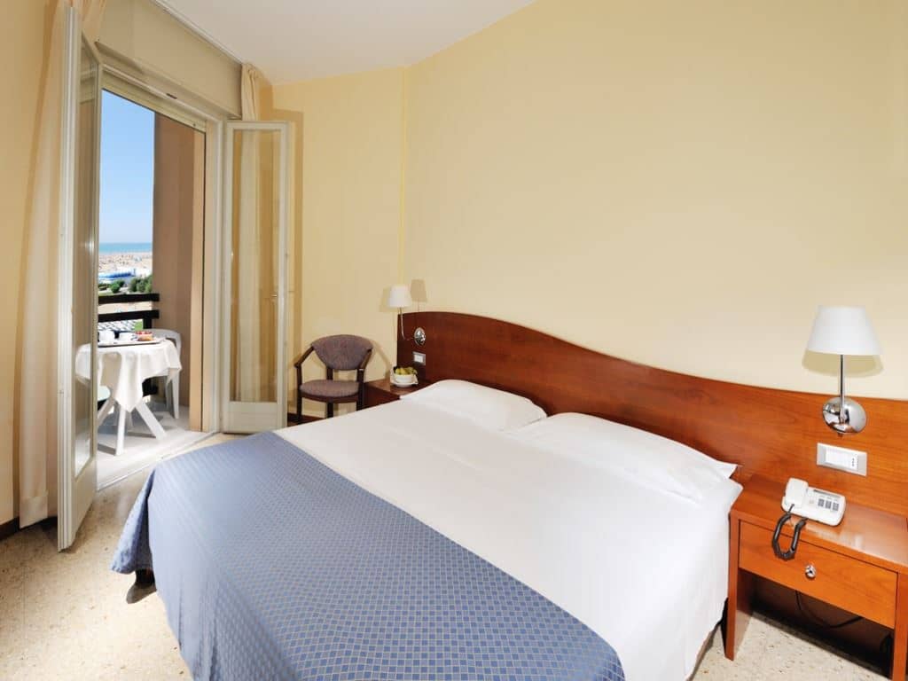 rooms-standard-balcony-side-sea-view