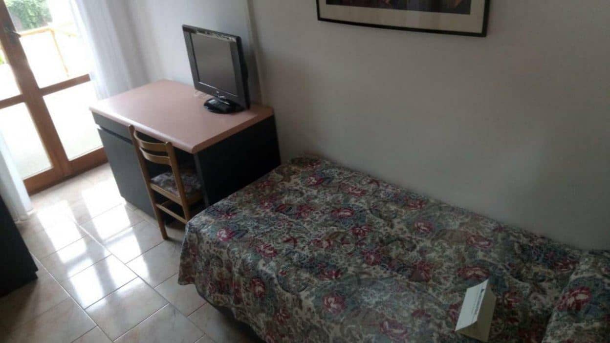 rooms-single-room-with-balcony-maxi
