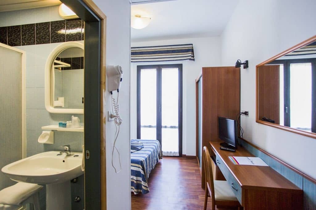 rooms-classic-room-lateral-sea-view-with-balcony