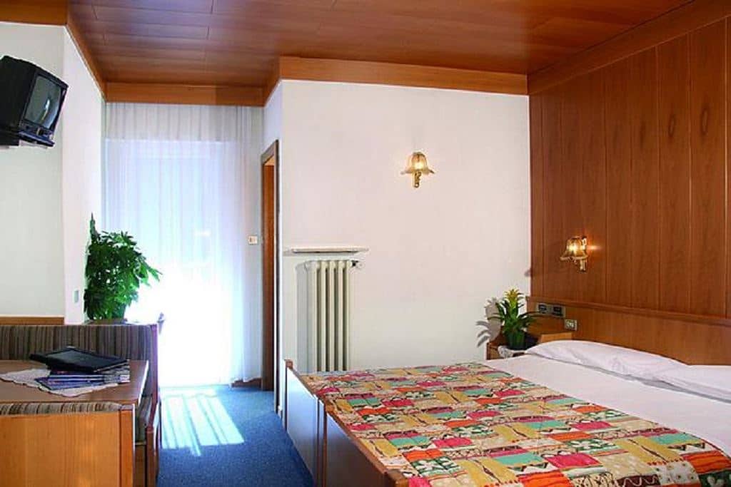 rooms-classic-room