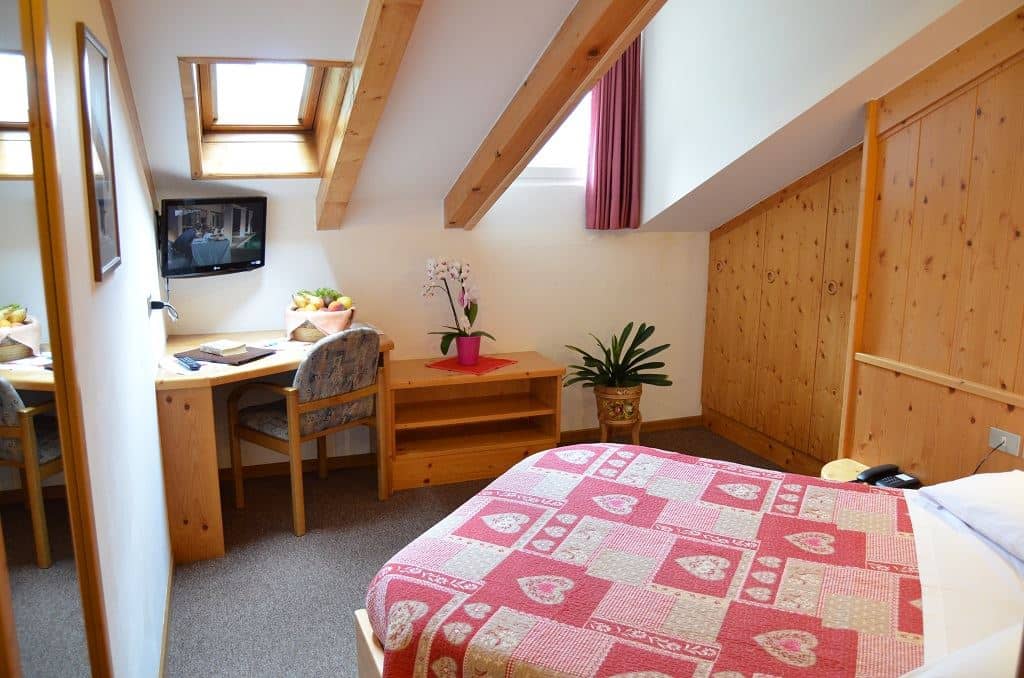 rooms-genziana-room-with-balcony-or-terrace-double-single-use
