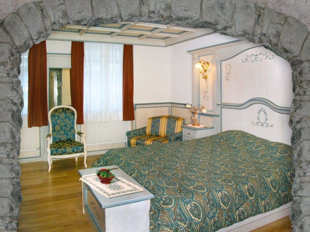 rooms-classic-room