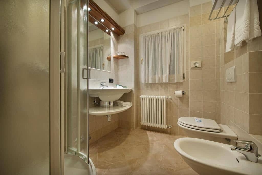 rooms-classic-double-room-balcony-34-pax