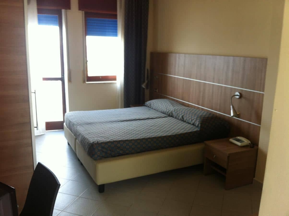 rooms-classic-room-side-sea-view