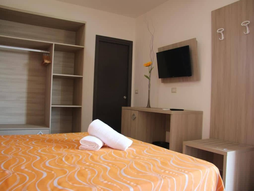 rooms-classic-room
