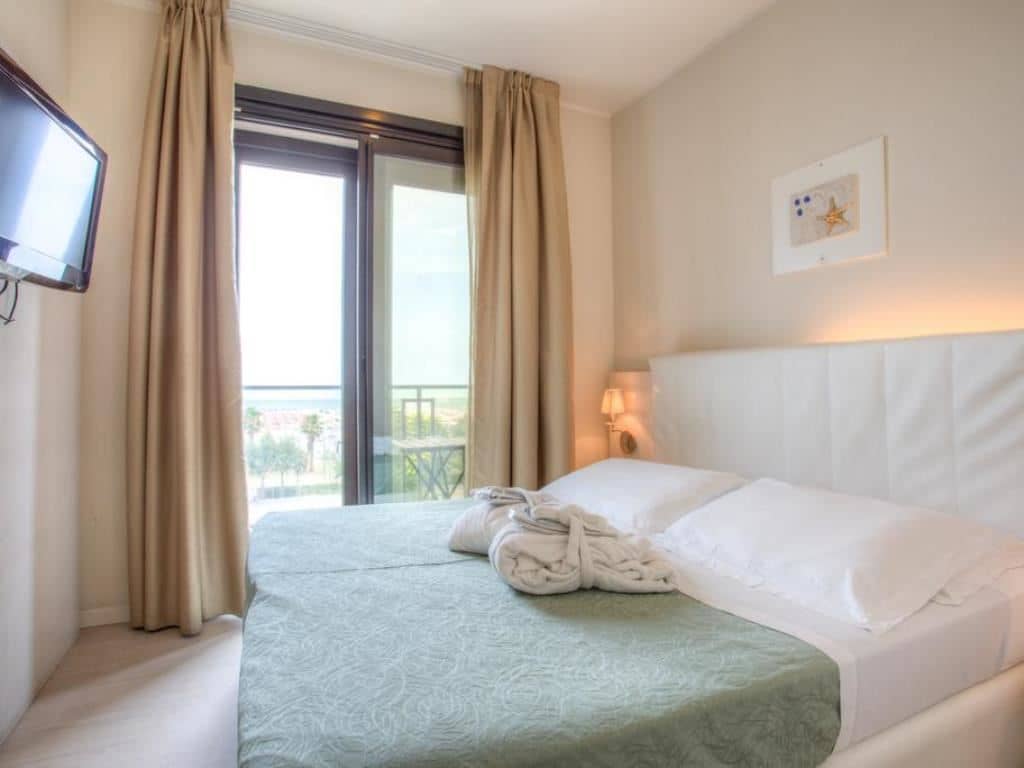 rooms-standard-beach-room-with-balcony--34-pax