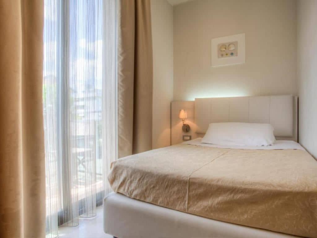 rooms-standard-beach-room-frontal-sea-view-single