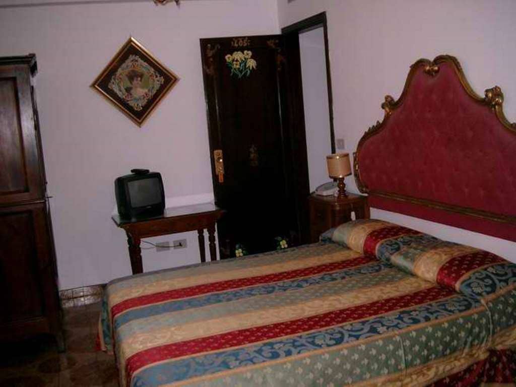 rooms-classic-room-lateral-sea-view-with-balcony-or-terrace