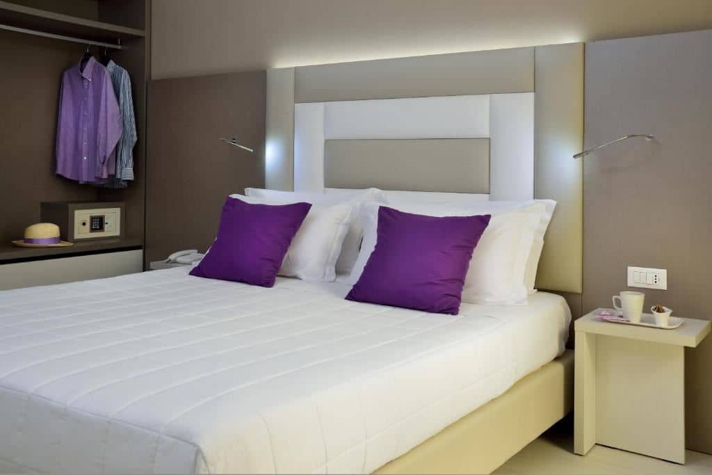 rooms-superior-room-with-french-balcony
