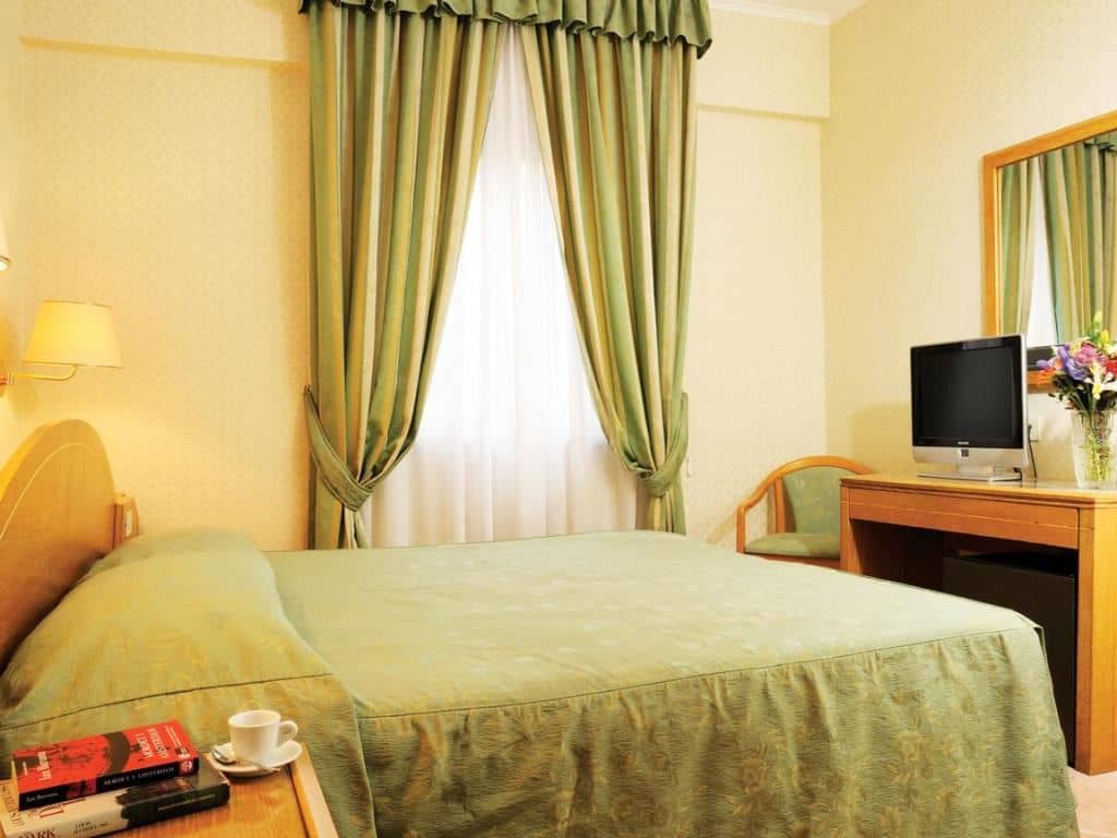 rooms-classic-room