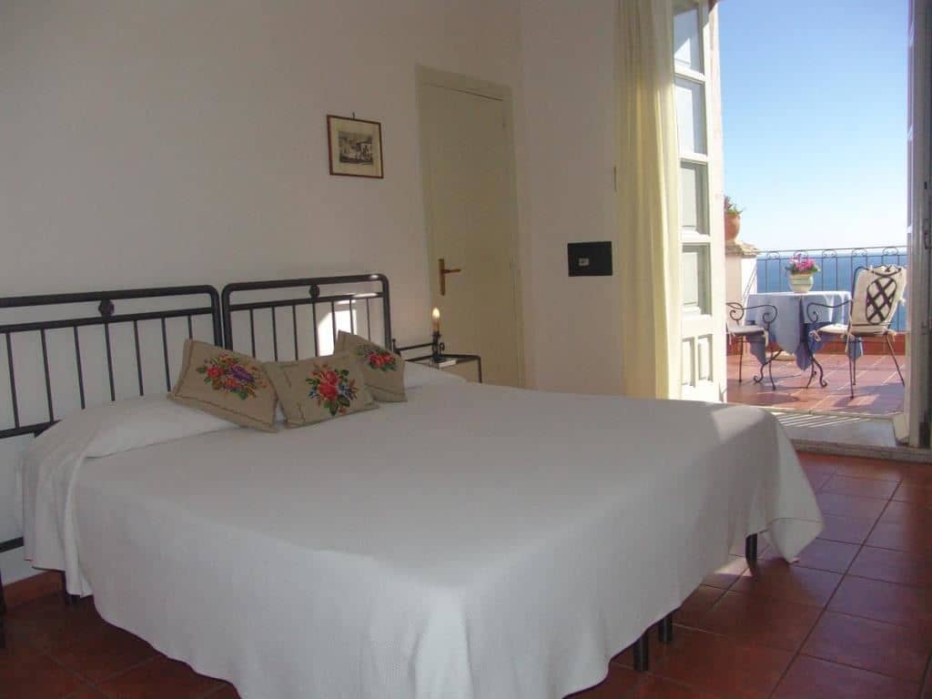 rooms-sea-view-room-with-balcony