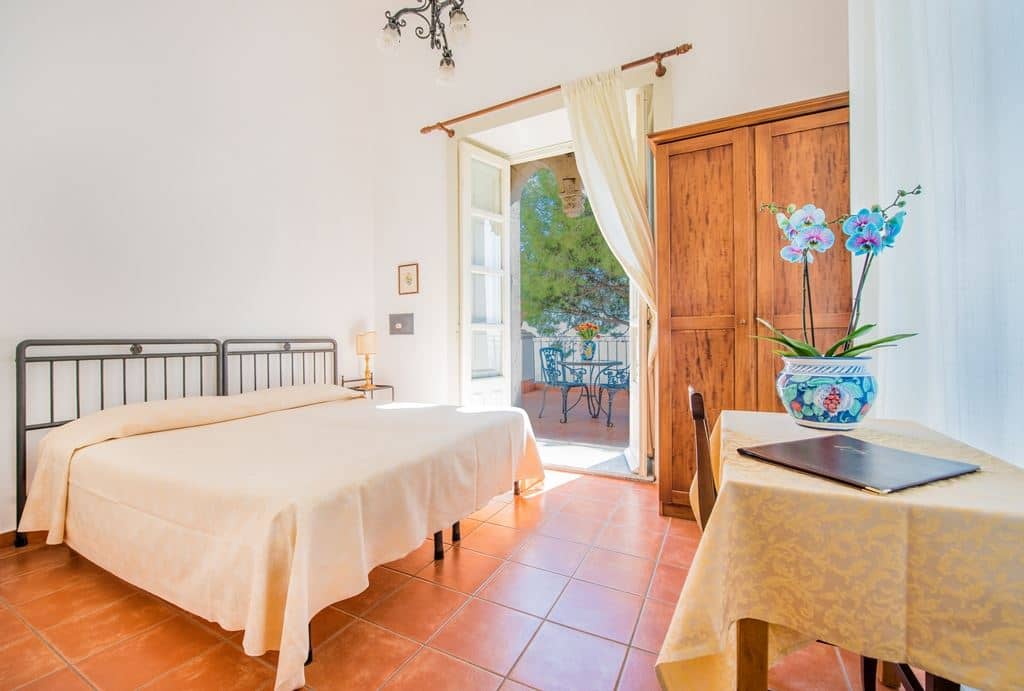rooms-sea-view-room-with-balcony