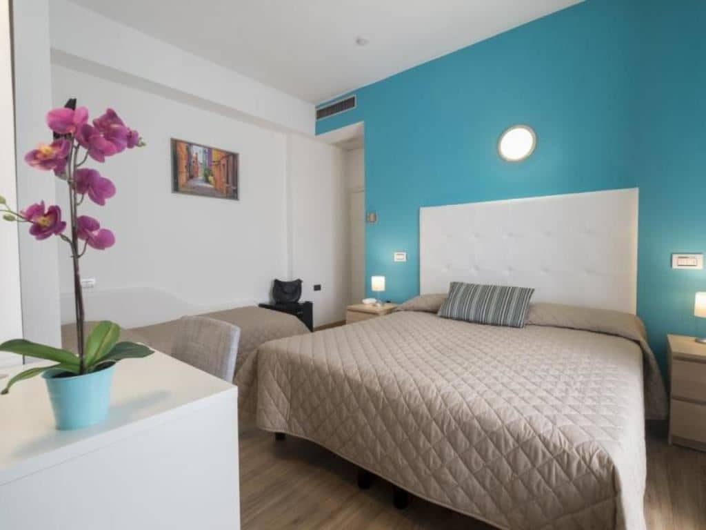 rooms-standard-room-with-balcony-lateral-sea-view