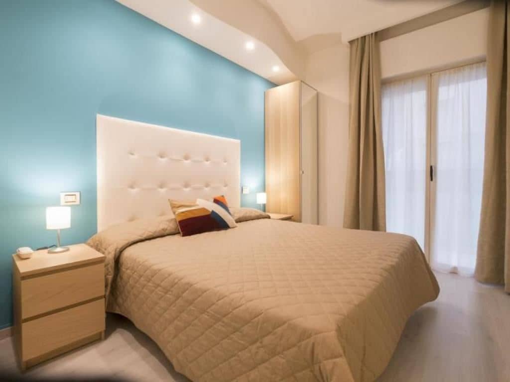 rooms-standard-room-with-balcony-lateral-sea-view