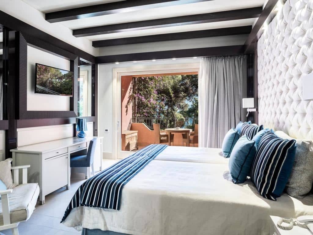 rooms-deluxe-bungalow-garden-view-with-patio