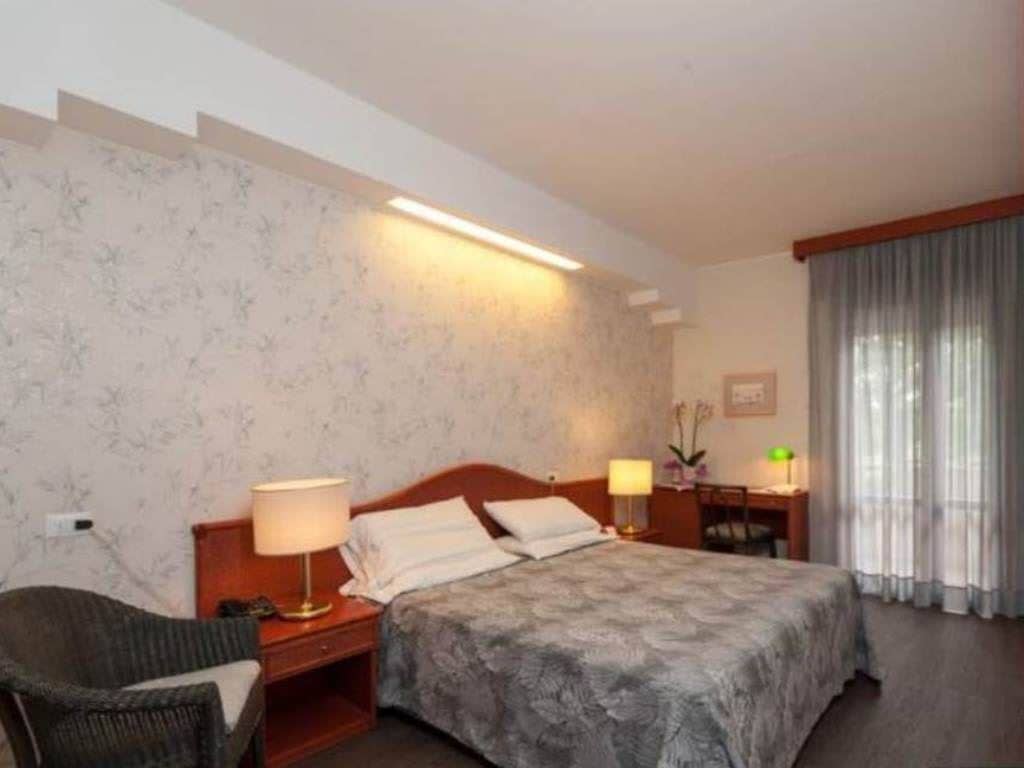 rooms-low-cost-room-side-sea-view