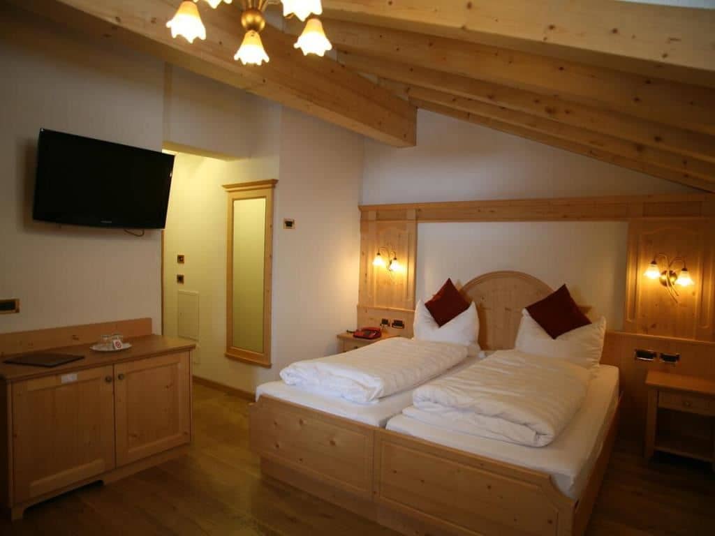 rooms-superior-room-with-balcony-4-pax