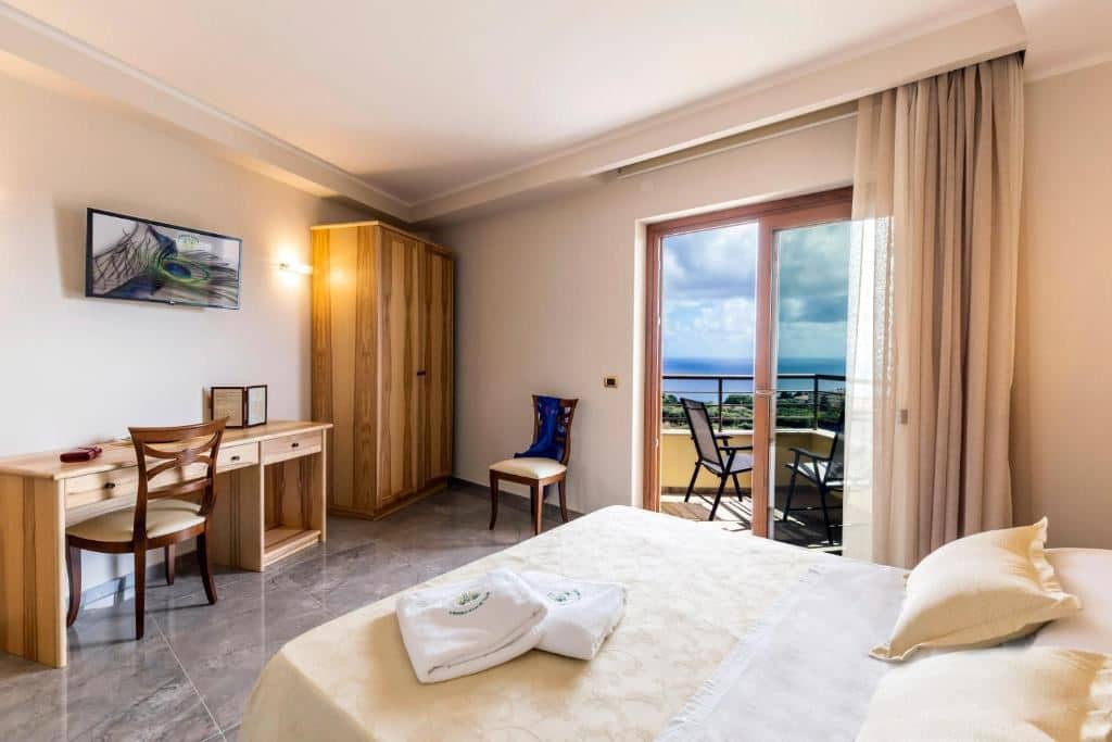 rooms-deluxe-room