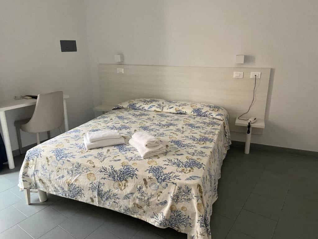 rooms-standard-room-side-sea-view-balcony