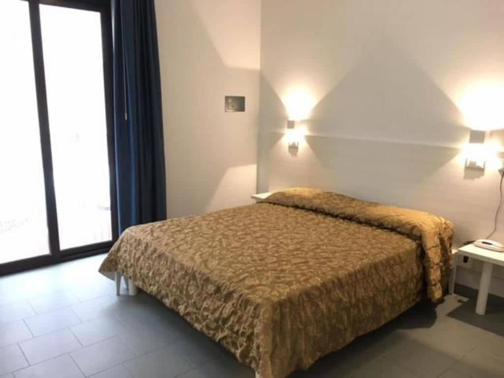 rooms-standard-room-side-sea-view-balcony