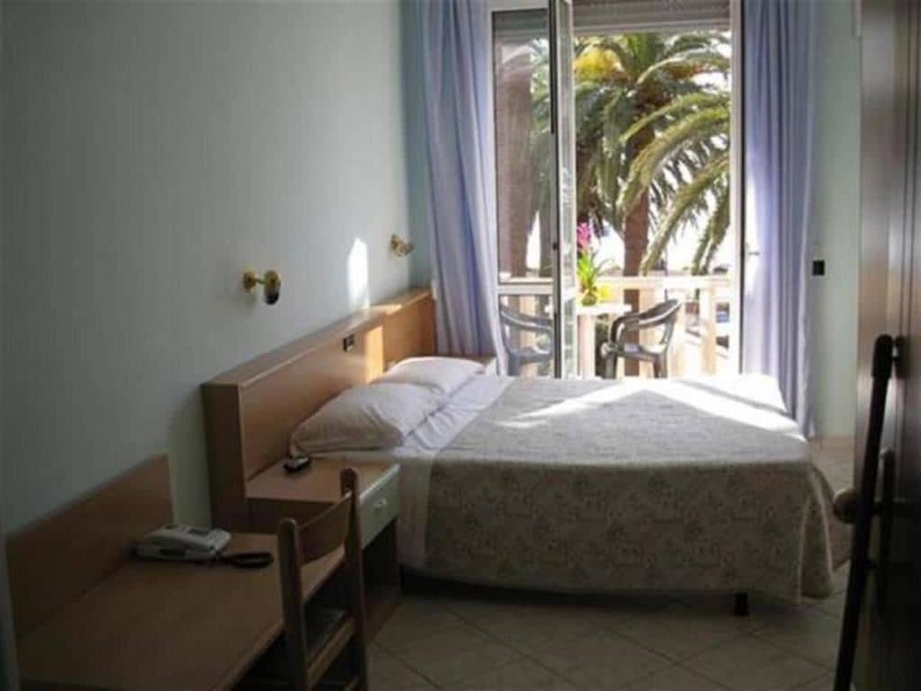 rooms-tripla-v-mare-laterale-o-front