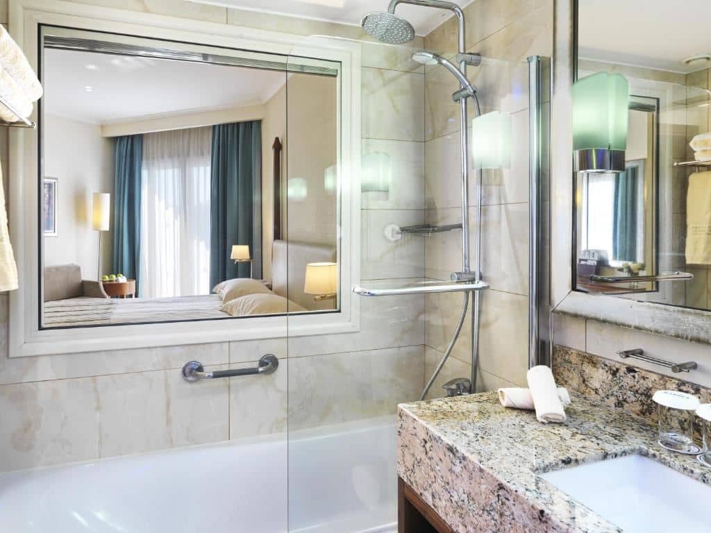rooms-deluxe-double-side-seaview