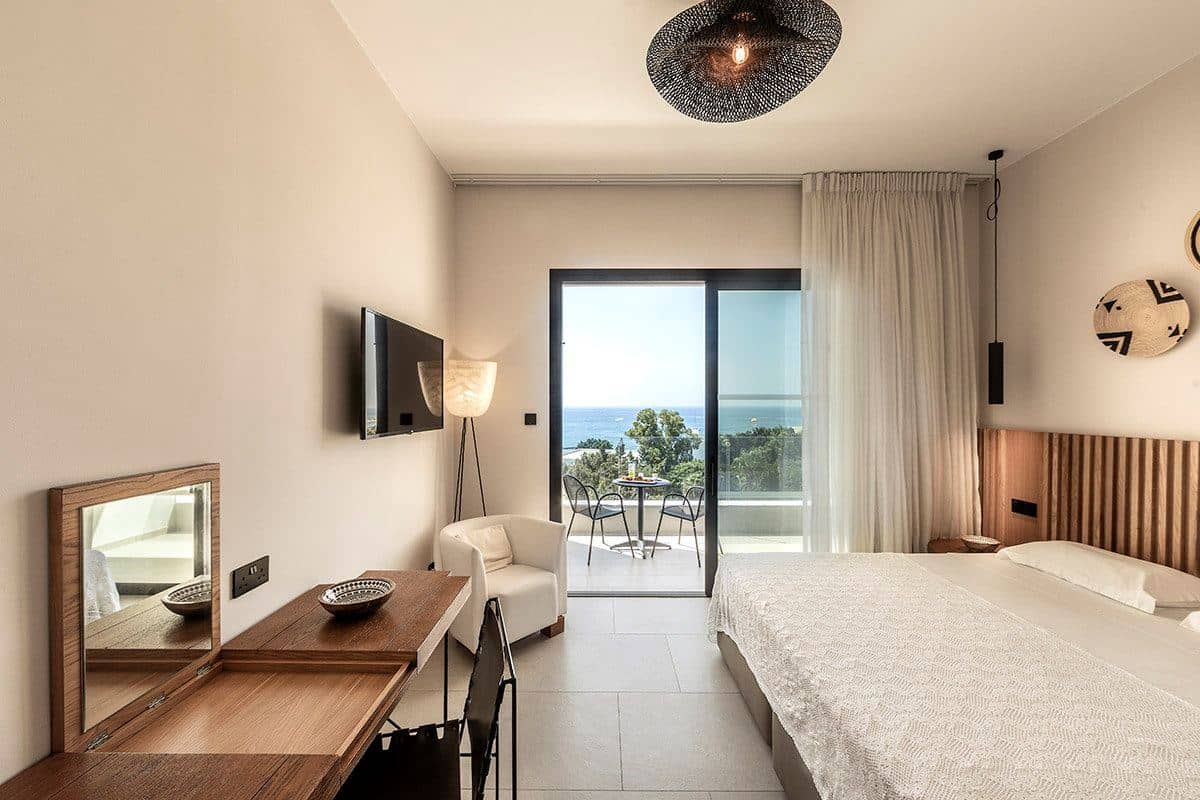 rooms-singleuse-pemium-room-sea-or-pool-view-balcony