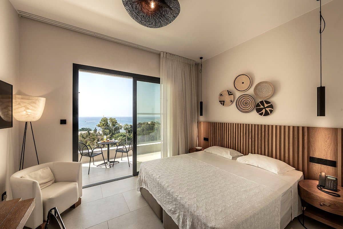 rooms-singleuse-pemium-room-sea-or-pool-view-balcony