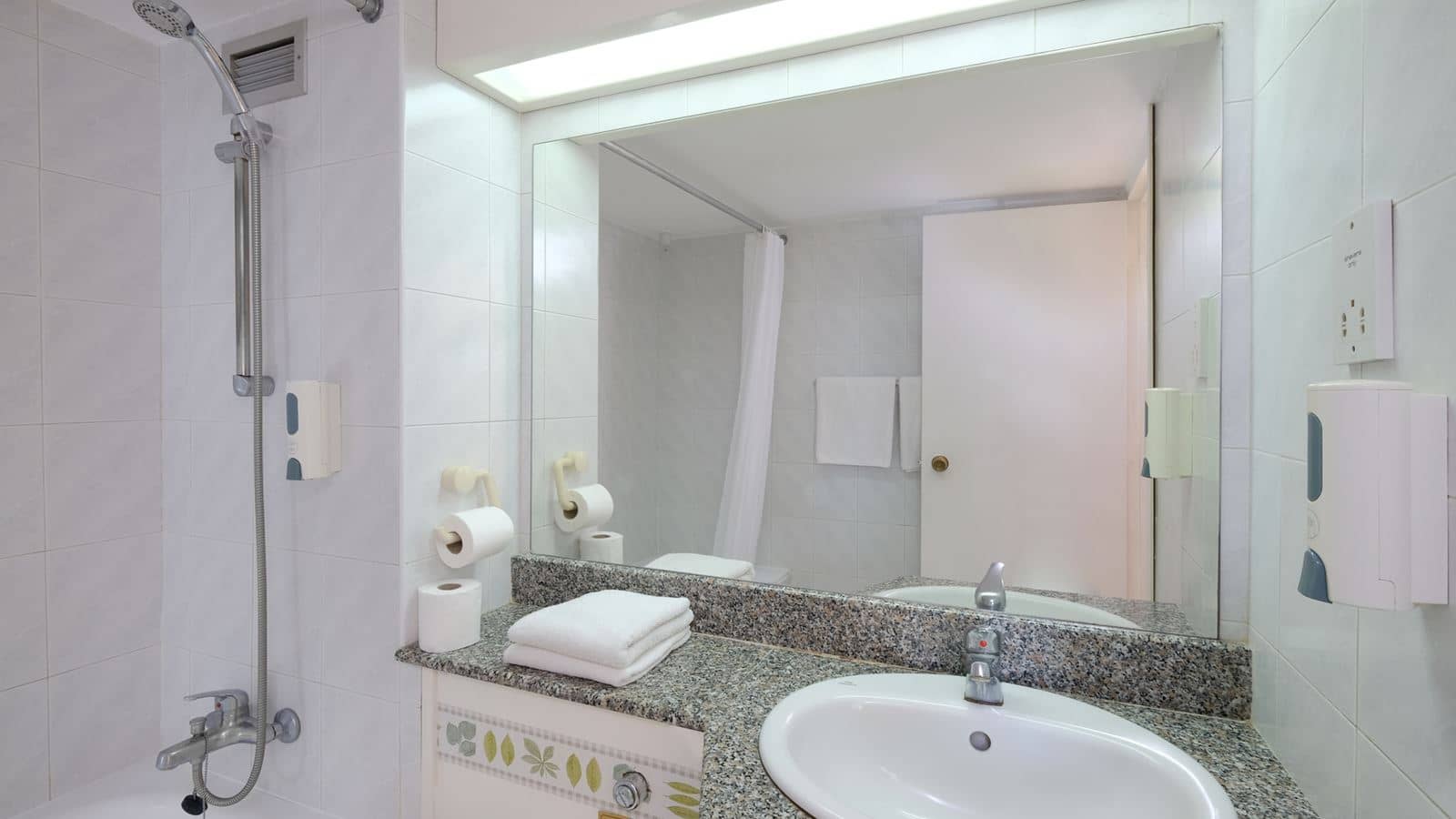 rooms-double-standard-room-lateralseaview-balcony